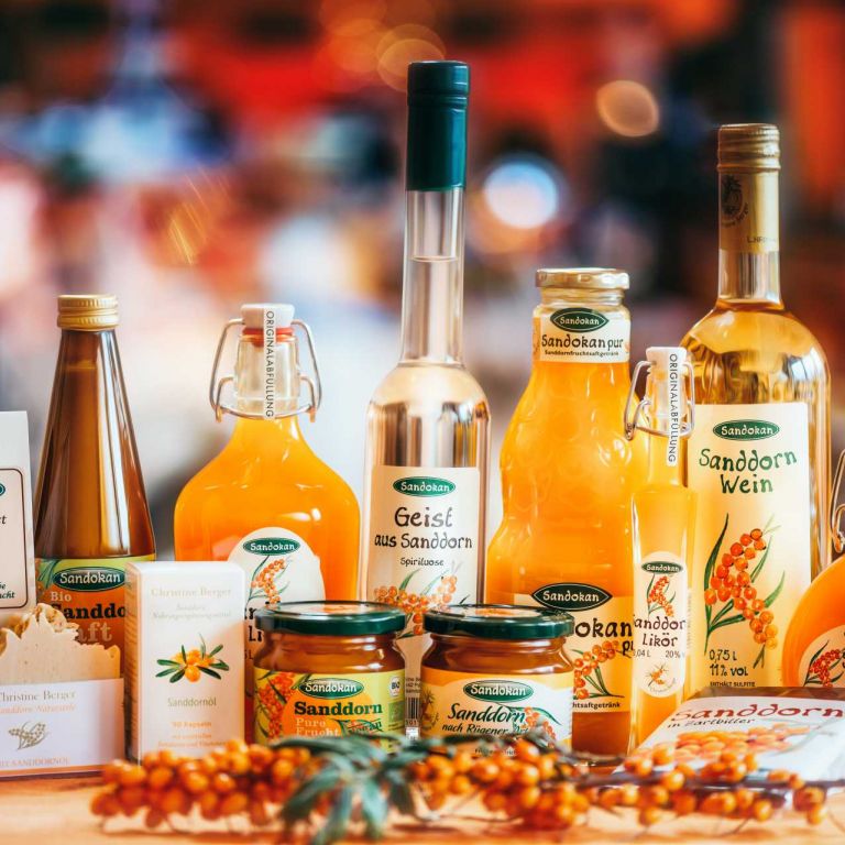Das Sanddornregal mit Saft, Sirup, Likör, Wein und Fruchtaufstrichen