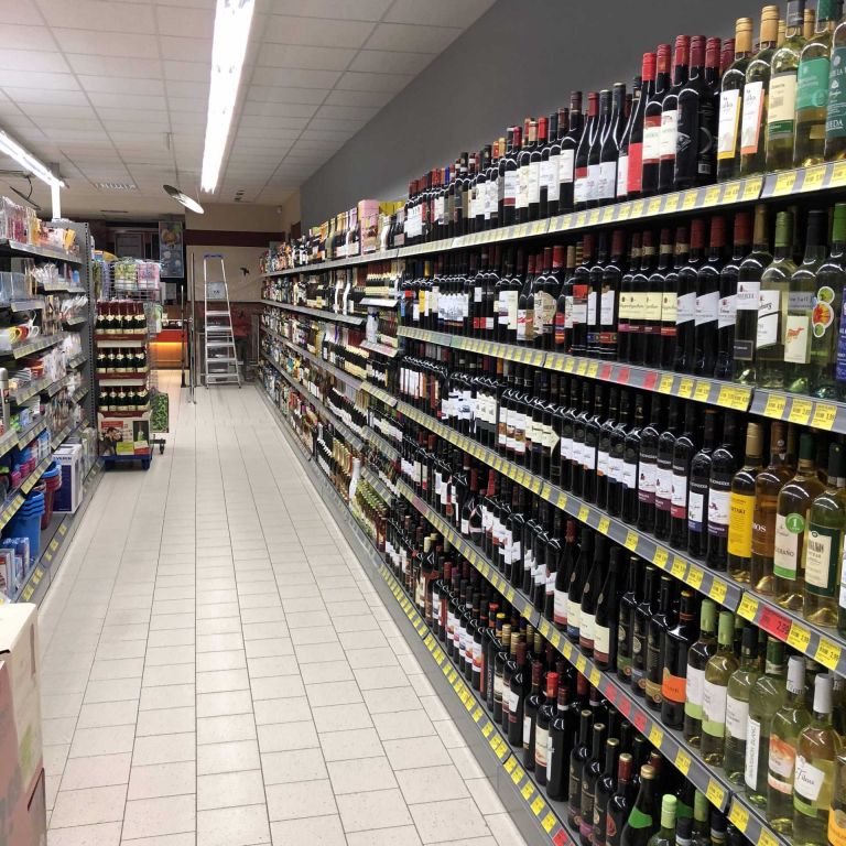 Das Weinregal im Markt