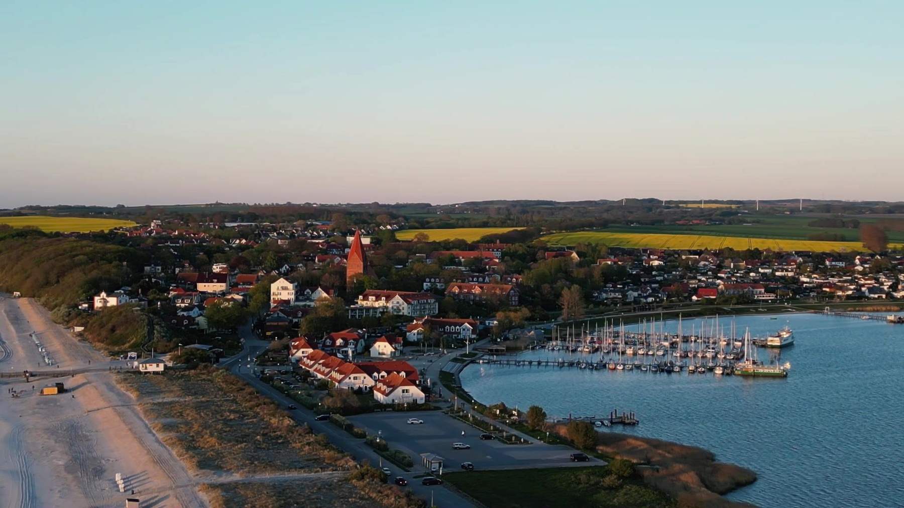 Rerik von oben: Ostseestrand, Ort und der Hafen am Salzhaff