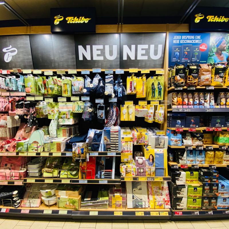 Die Nonfood-Ecke im Markt mit Haushaltswaren, Textilien und Tchibo-Sortiment